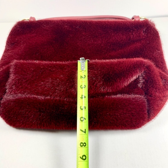Cabincore soft burgundy red plush/fluffy fur hobo shoulder bag gold tone zipper - Picture 11 of 11